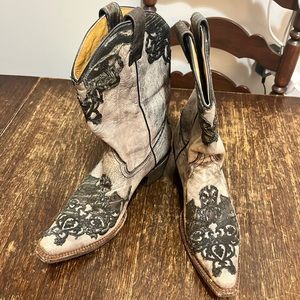 CORRAL HANDCRAFTED WOMEN’S BOOTS! SIZE 8! LIKE NEW. OBO!!